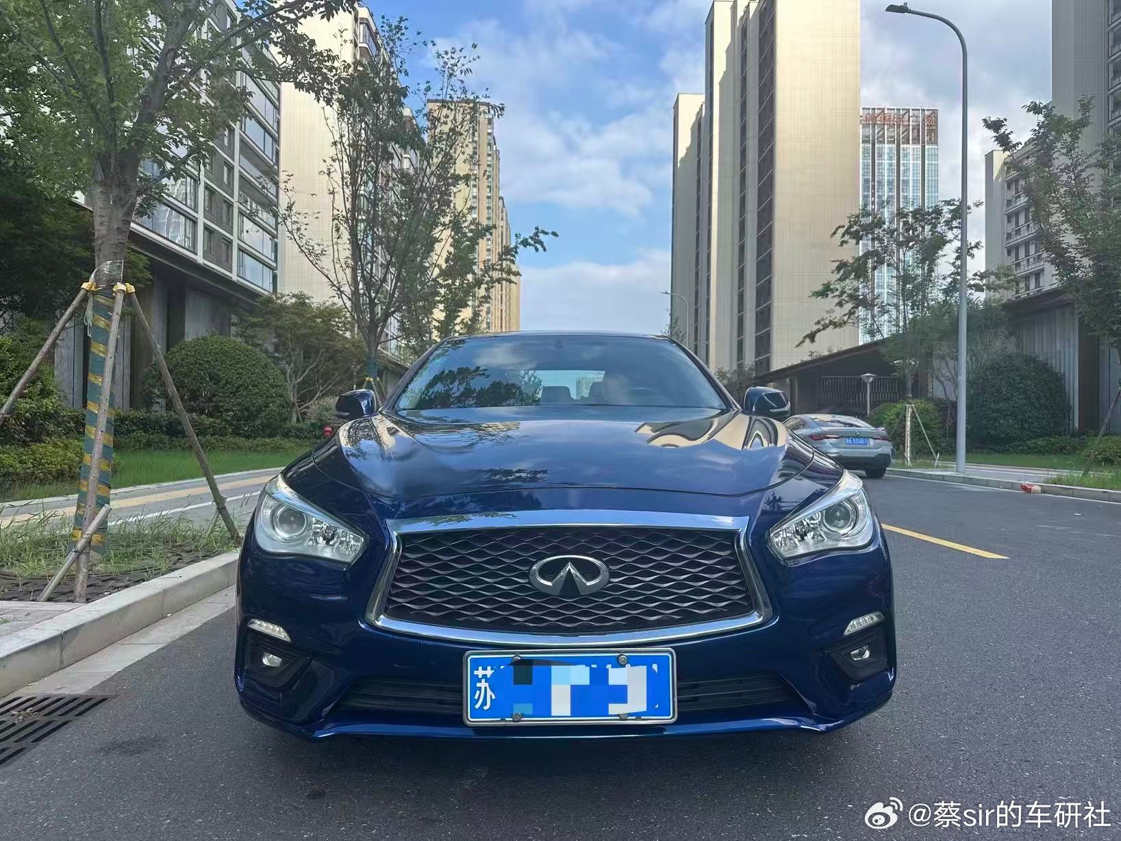 18年5月上牌英菲尼迪Q50L 2.0T逸享版，动力充沛，后驱操控灵活，实表9万
