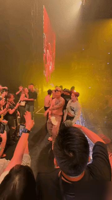 王嘉尔在曼谷被男粉强吻，后台反复擦拭脸颊。
视频里他瞳孔放大，瞬间用衣服盖头，