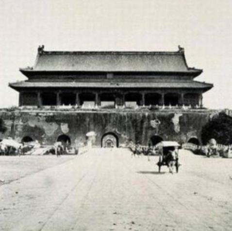 1969 年末，中央打算拆掉天安门广场再重新建设，然而在施工的时候，工人们在旧天