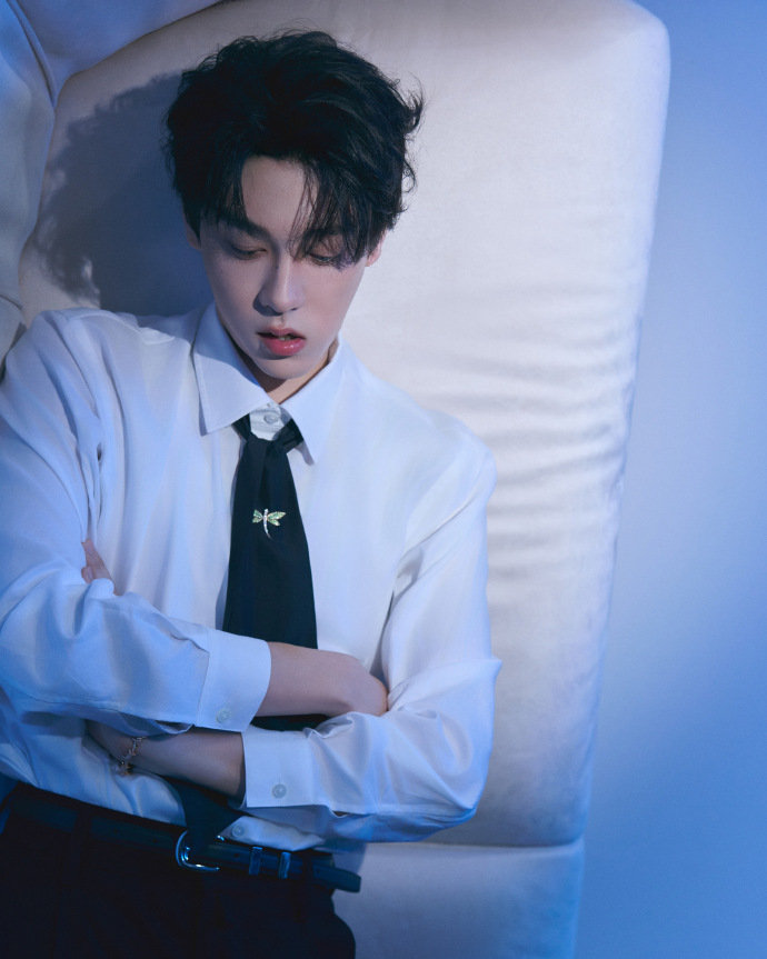 田栩宁最新活动预告时尚芭莎年度影视大赏，谁懂在一众明星前辈中看到田栩宁好骄傲啊，