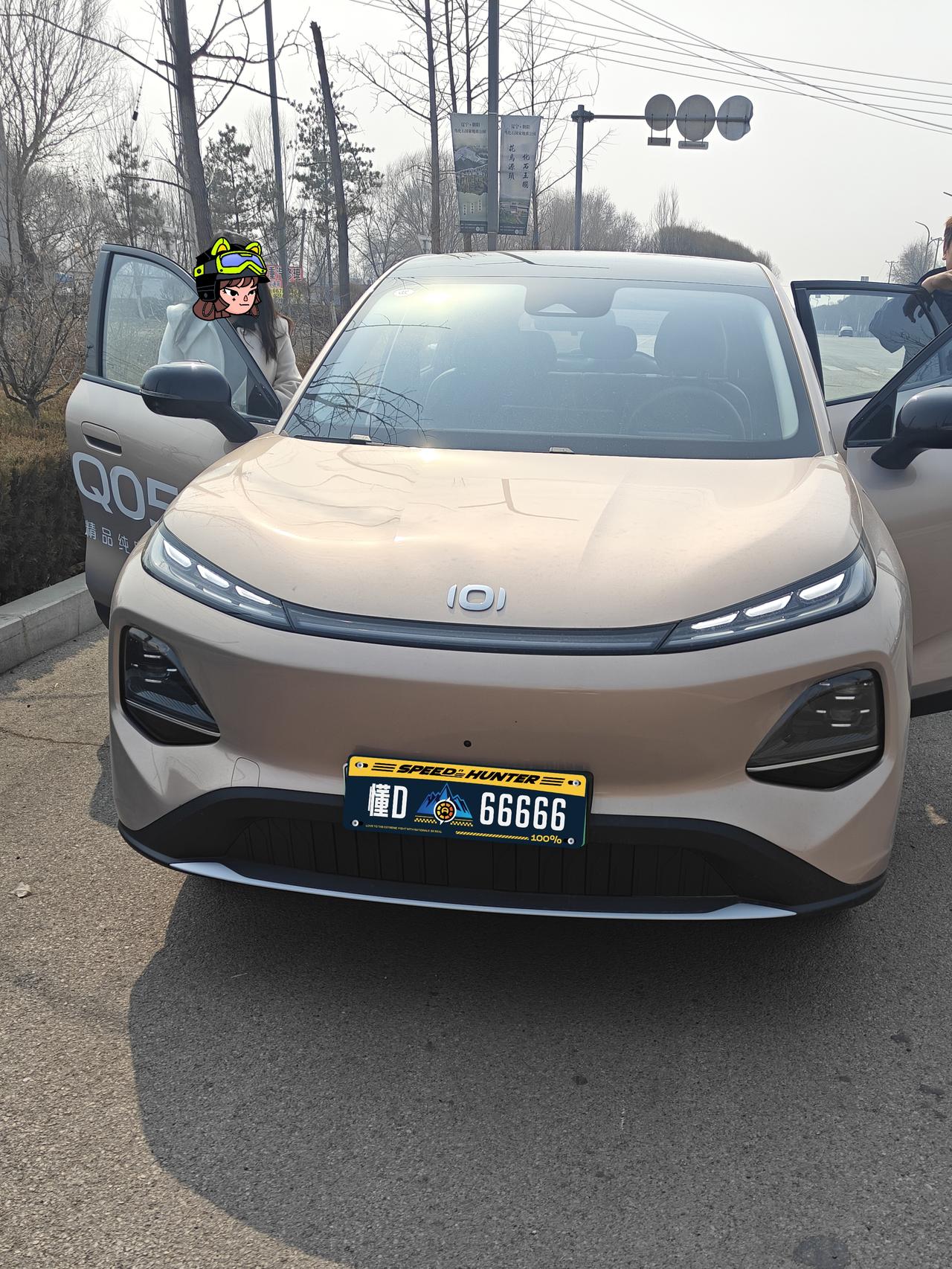 试驾长安启源Q05纯属偶然，从方城堡4s店出来以后，看到旁边启源店里进进出出的人