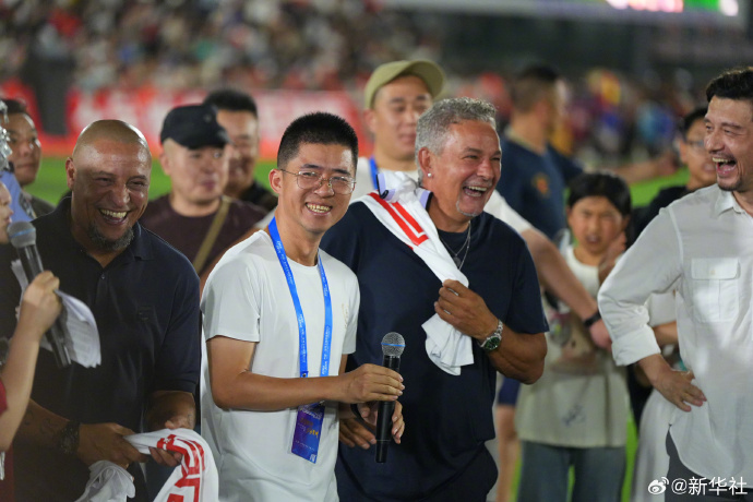 #巴乔说要在踢球过程中享受快乐#【欢迎！#巴乔卡洛斯亮相贵州村超#】罗伯托·巴乔