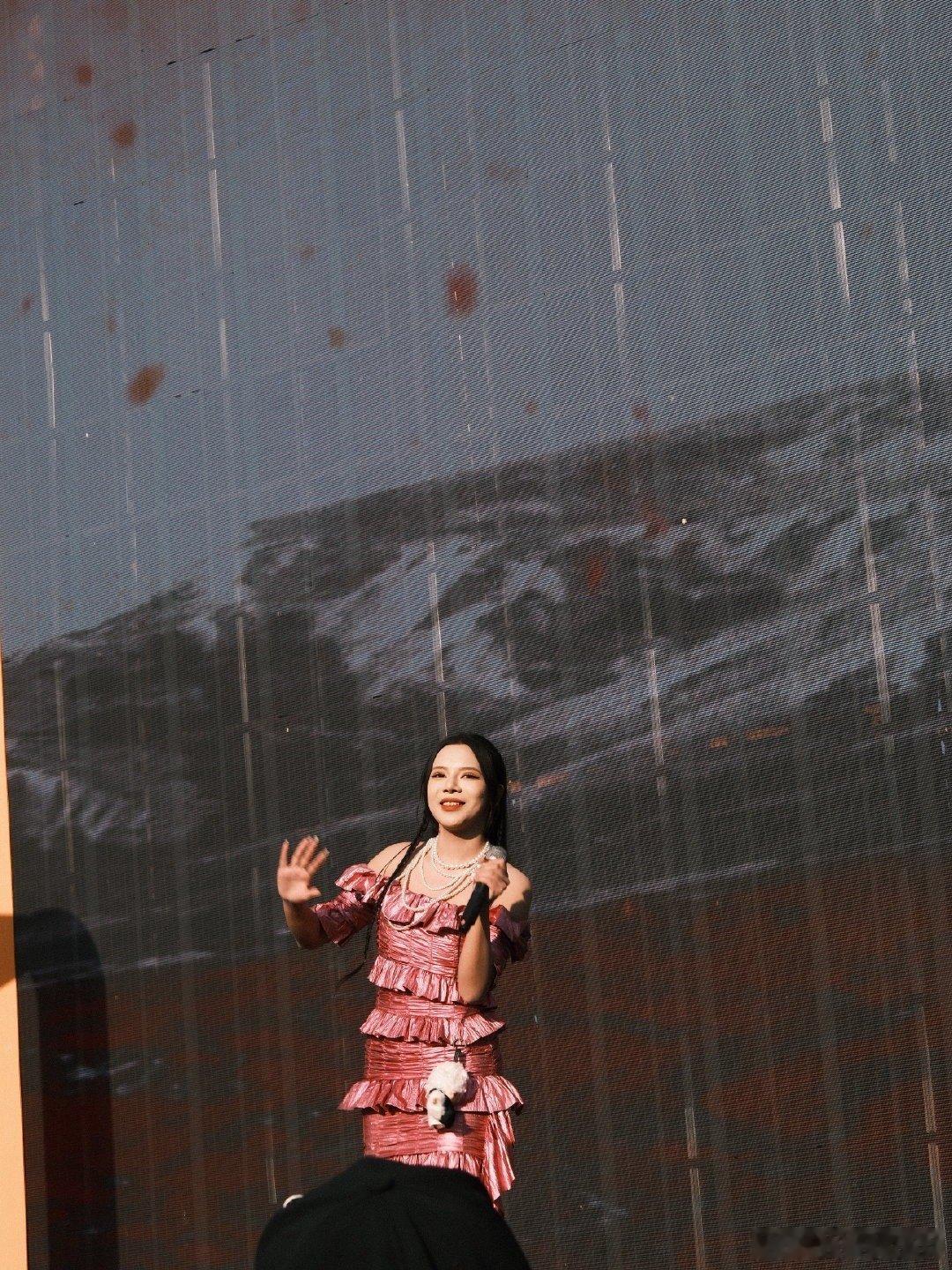 华晨宇带芒果音综六强跨年音综热血续航，跨年舞台炸场！华晨宇携《声鸣远扬2025》