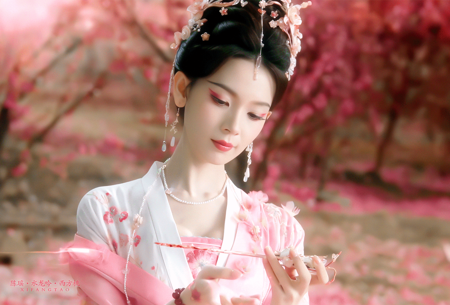 陈瑶好适配粉色系 陈瑶在《水龙吟》中塑造的西方桃一角，凭借粉色系妆造出圈。 陈瑶