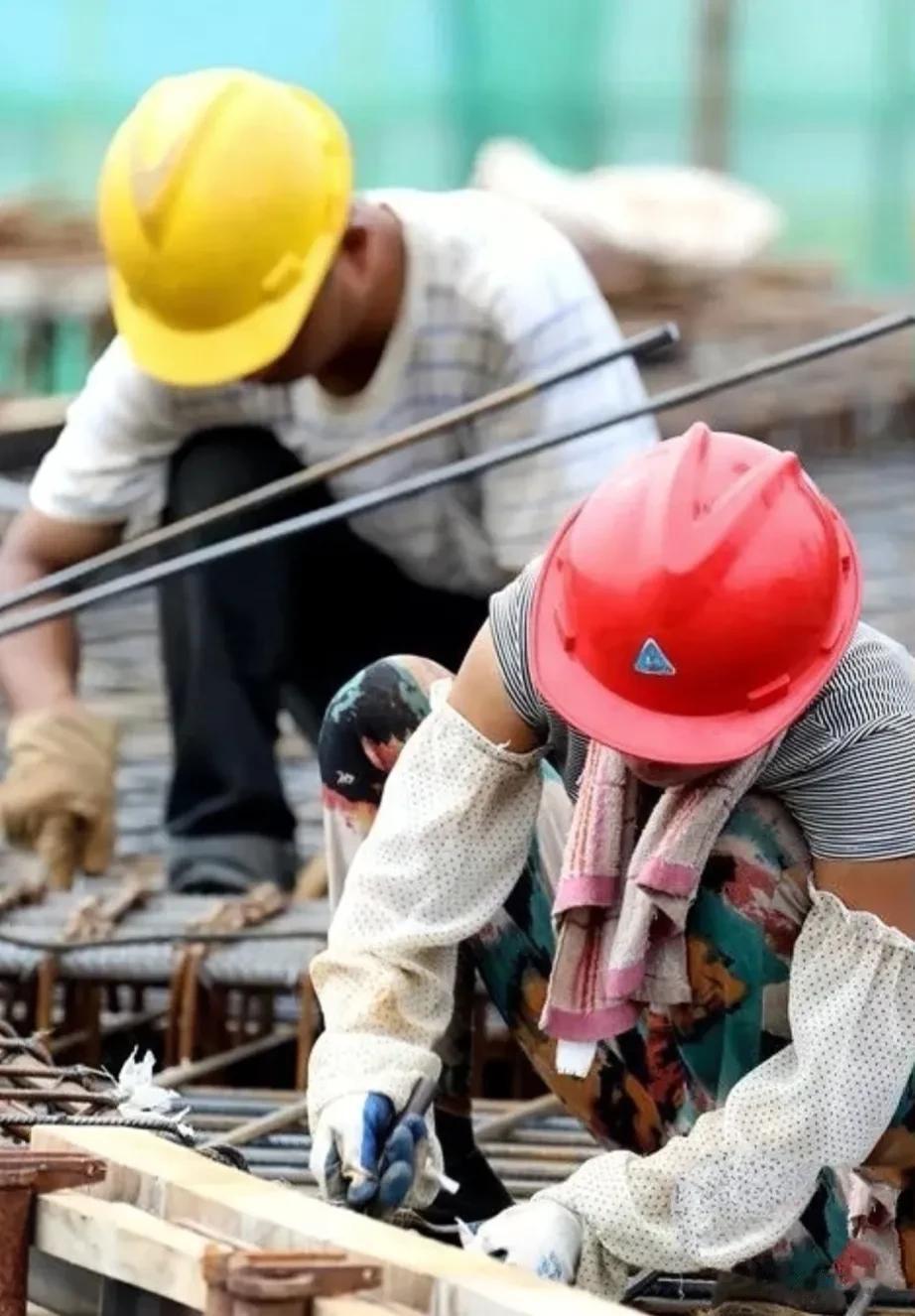 很奇怪的社会底层现象:

农民工干工地，检查最多的是操作安全，三天两头有人视察和