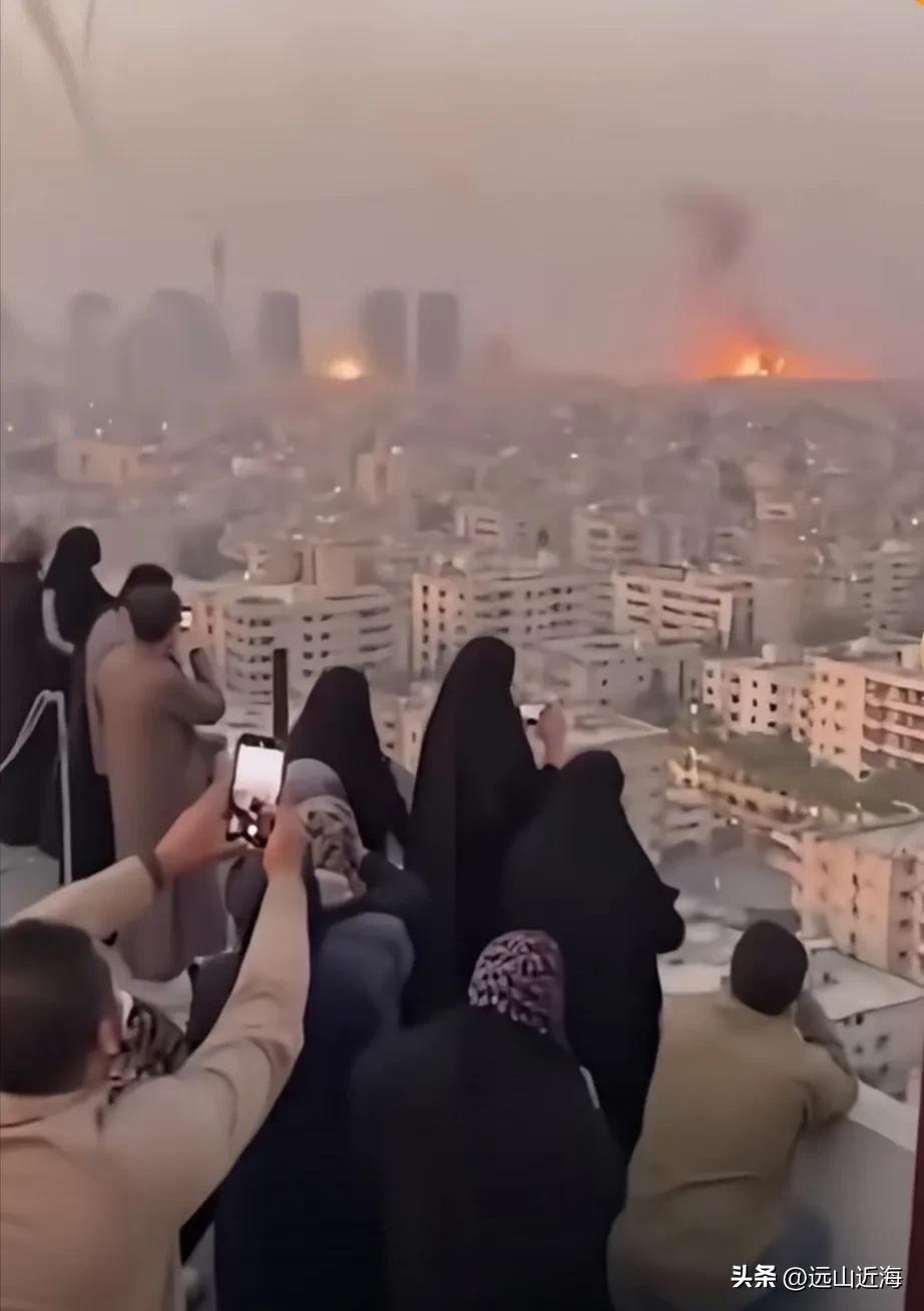 科技让普通人成为现代战争看客，人们坐在自家阳台观看烟花表演。精准制导导弹及空中小