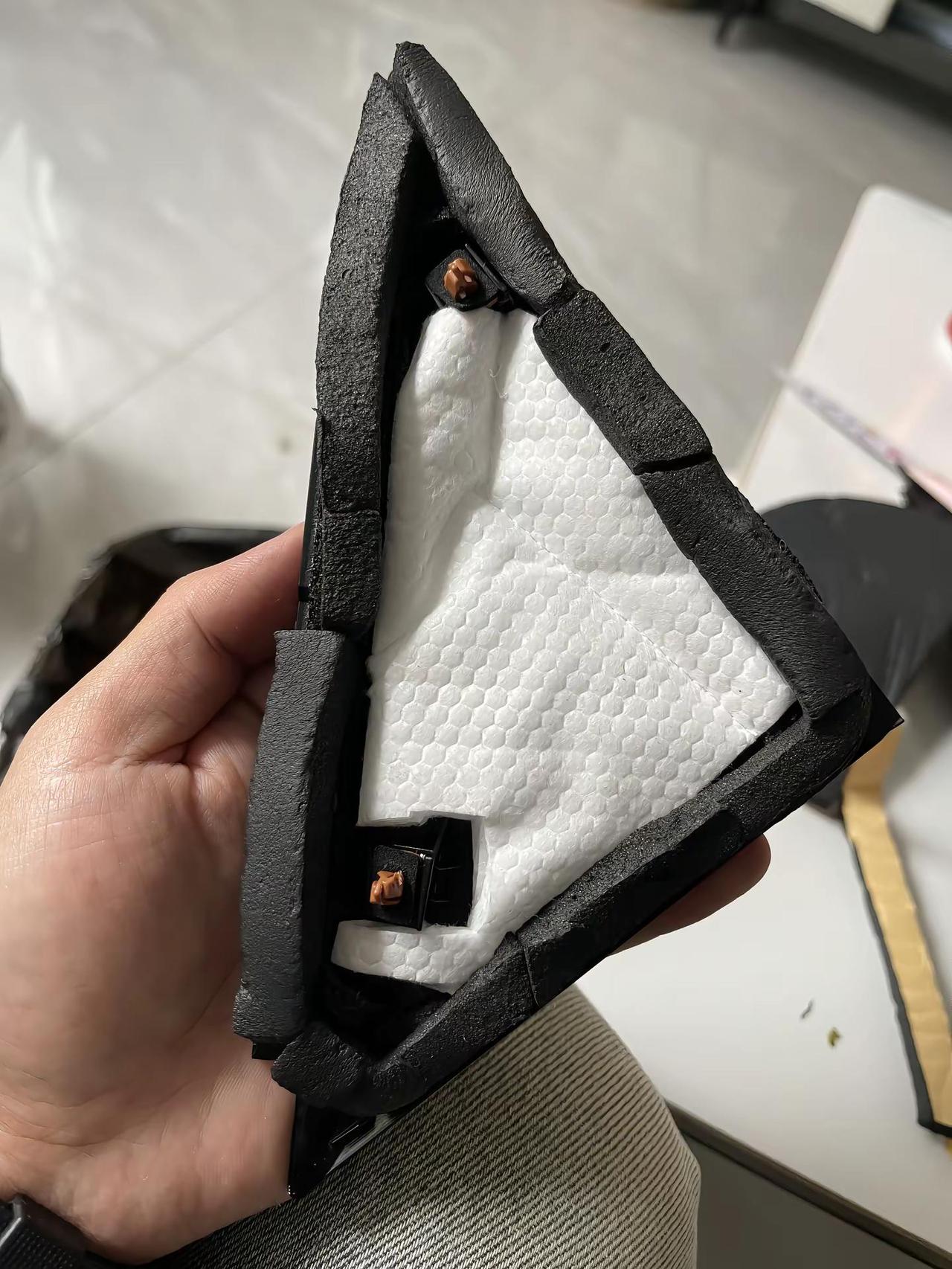 九代凯美瑞a柱三角板60公里以上有口哨声，自己动手加了隔音胶带和隔音棉，亲测有效