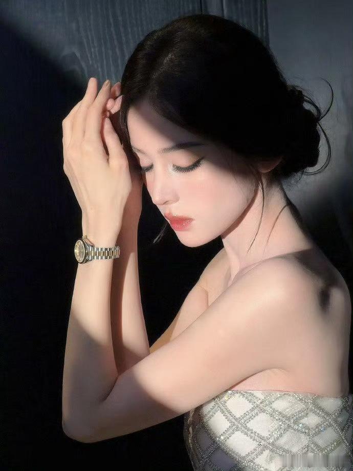 娜扎今晚的造型，像是刚从深海游进现实，连生图都美得像AI精心渲染的梦境🧜‍♀️