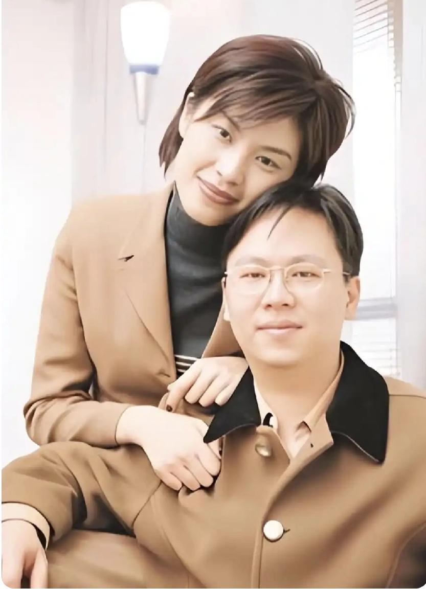 身高178厘米的郑丽文清爽秀又雅致，她曾婉拒星探邀约她当模特。
她的老公叫骆武昌