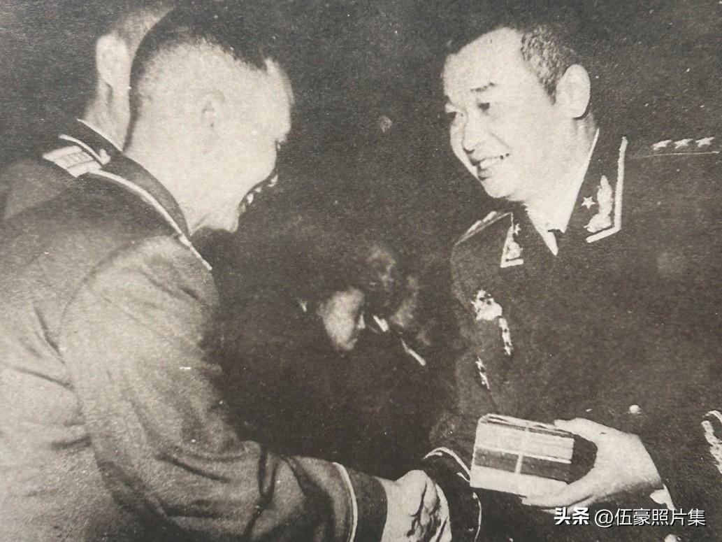 1955年，阎红彦代表中央军委向成都部队干部授衔，这是新中国首次实行军衔制的重要