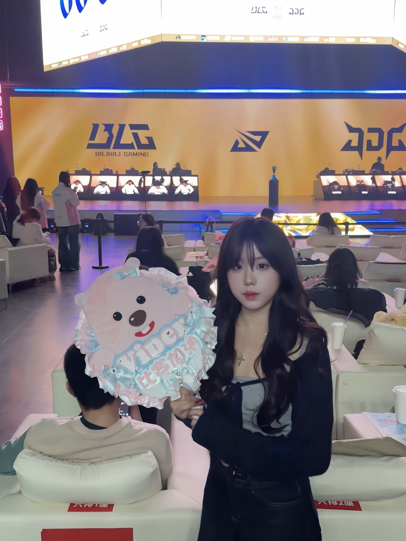 欧尼依旧盛装出席却被提莫偷走奖品（全场50个合影名额都无法抽中之人 