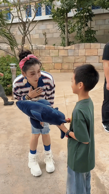 那么瘦的张柏芝居然肚子上也有那么多肉！穿了超短上衣的张柏芝一抬手，才发现姐的肚腩