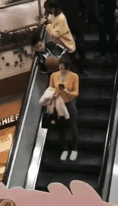 这孩子
看别人手机咋就那么大瘾
坐电梯要注意安全啊