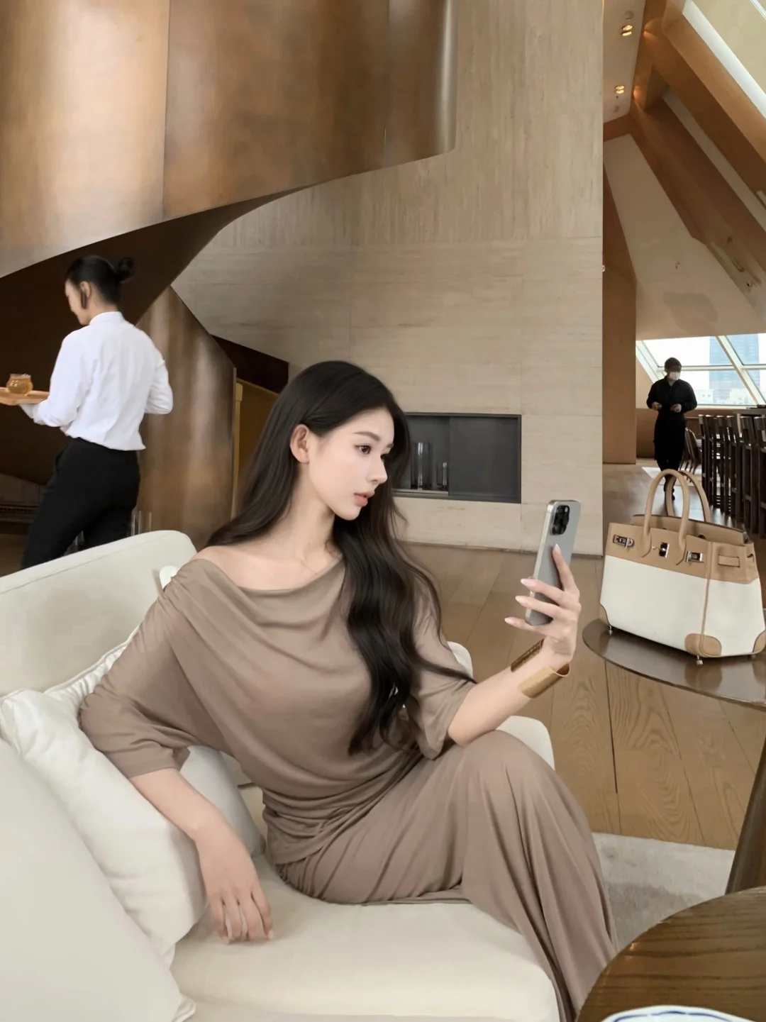 她身上有股清冷的木质调