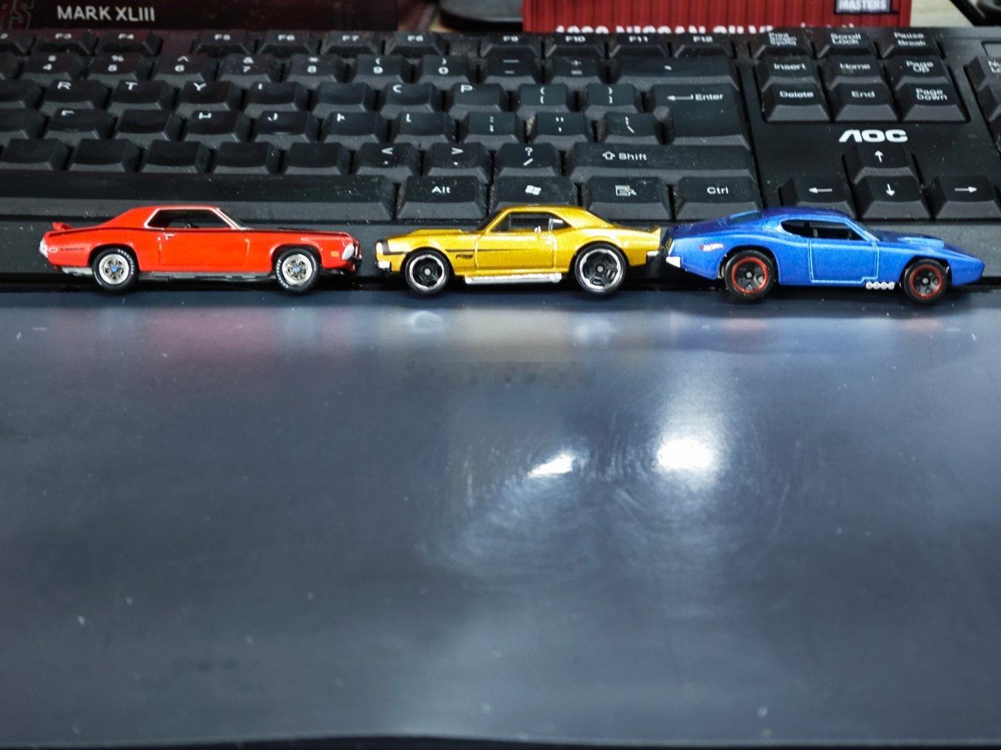 64比例车模 可以这样放小车 红黄蓝 