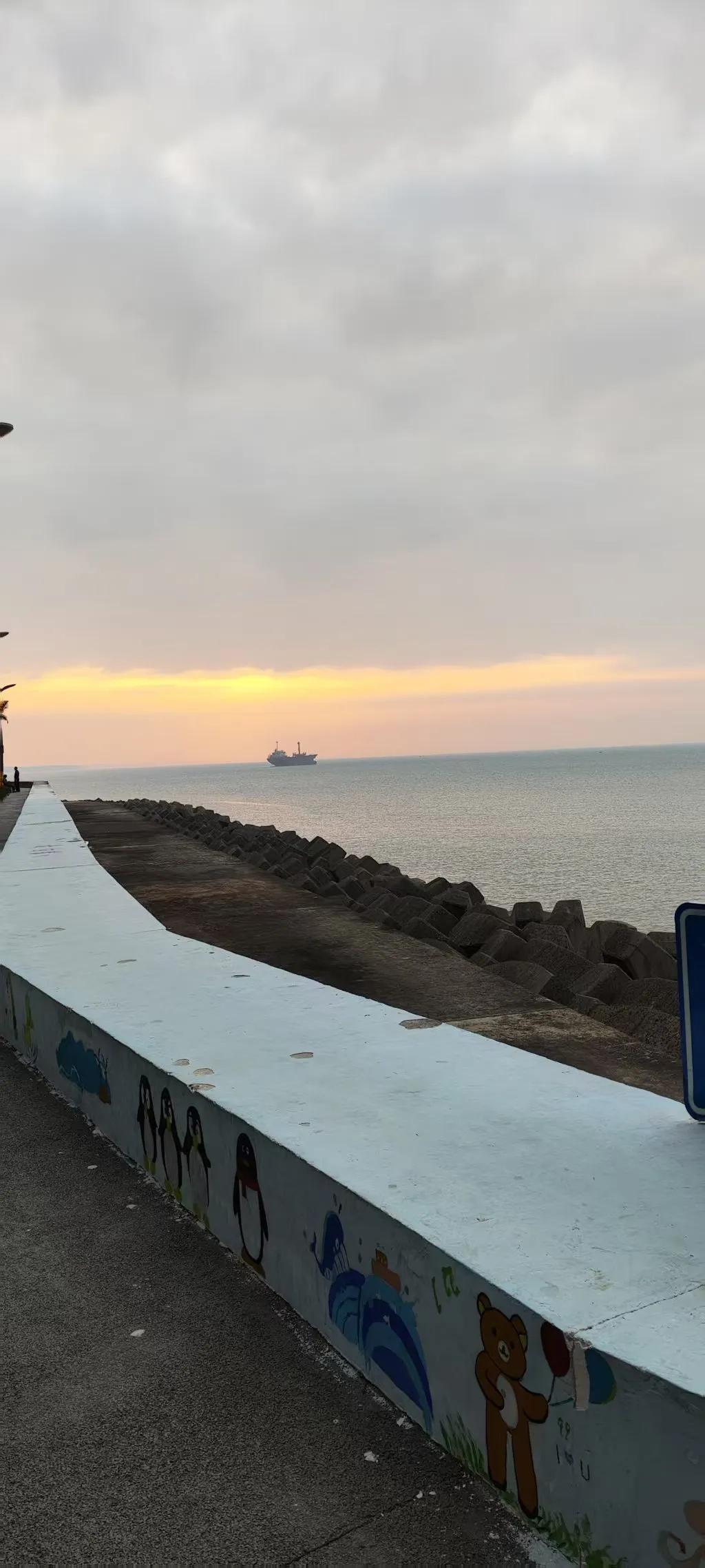 潮落水边路，夕阳映海涯。