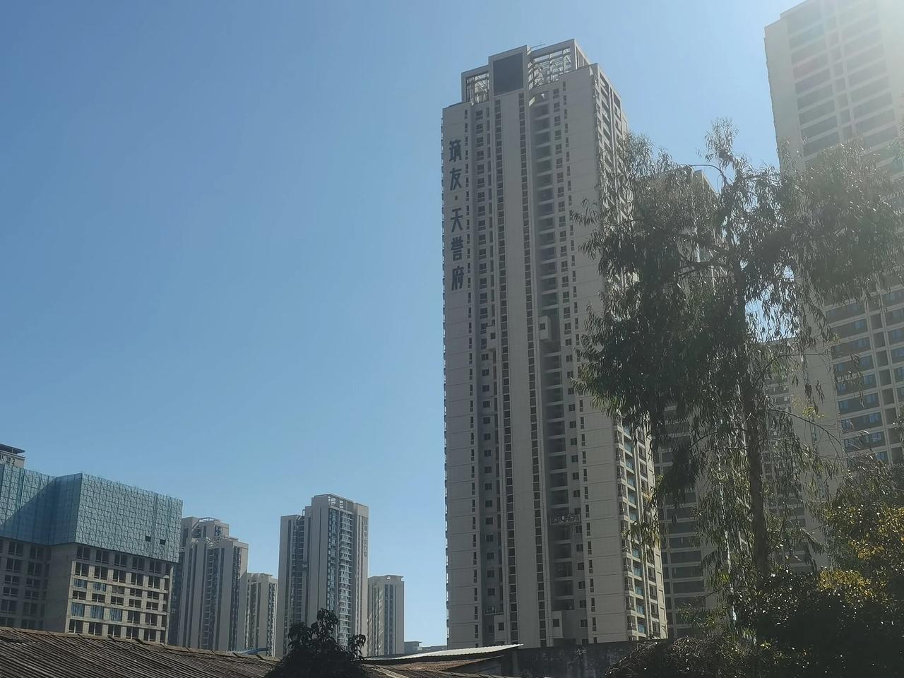 官渡区官南大道这个以前中骏的烂尾楼，最先听说是政府兜底的保交楼。
原来是筑友在做