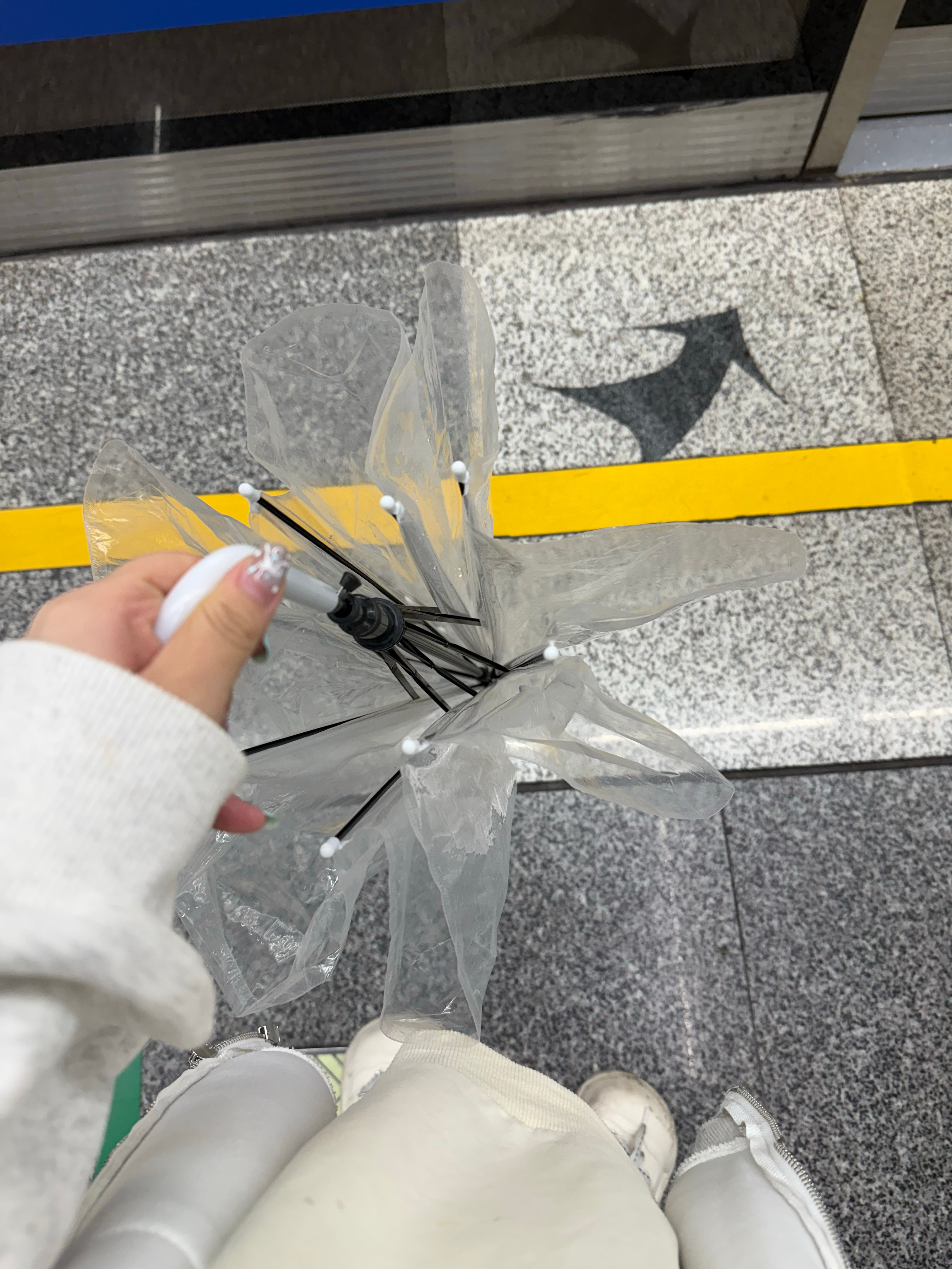 遇到好心人了[来抱抱][来抱抱]自动伞突然坏掉了，只能保持打开的状态，没办法合上