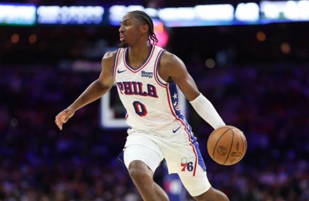 NBA常规赛，在76人对阵卫冕冠军尼克斯的比赛中，出现了非常奇葩的一幕。比赛还剩