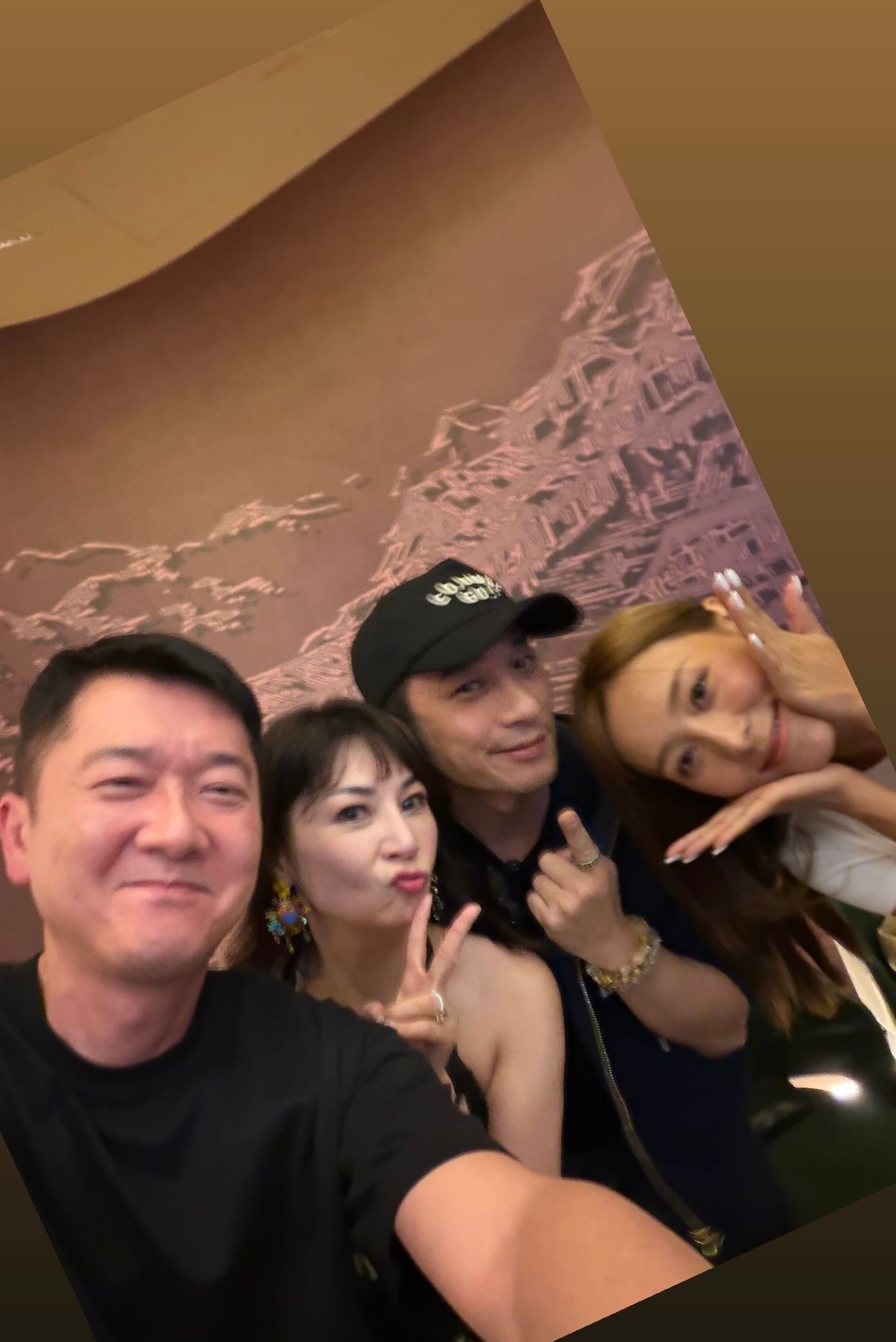 吴卓羲、陈山聪、何佩瑜、邱子杰夫妇聚会 