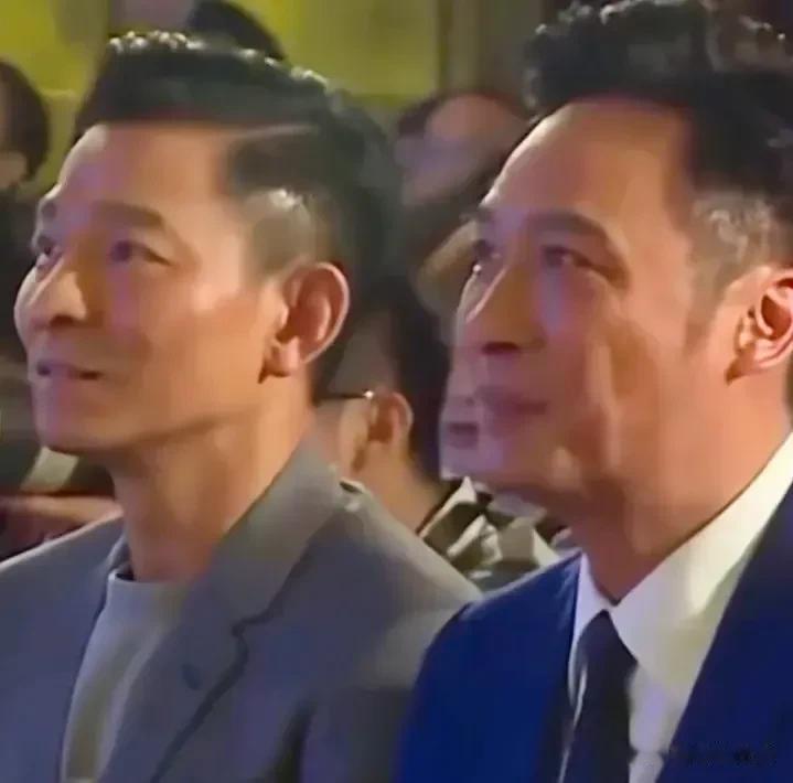 大家别看吴镇宇跟刘德华是同一时代的演员，但吴镇宇在刘德华面前还是表现得很拘束很紧