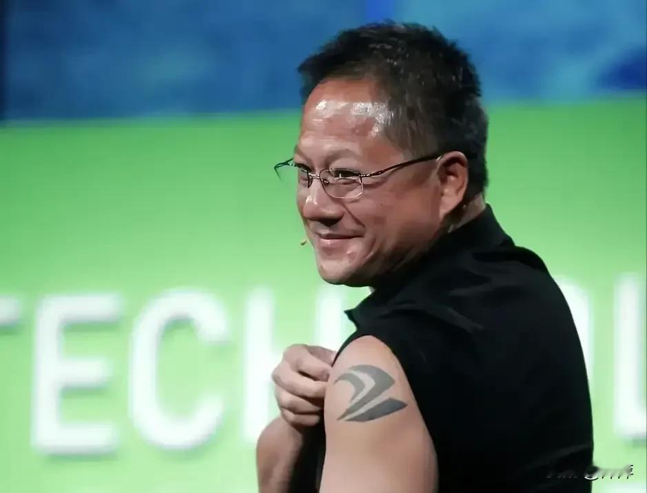 黄仁勋展示自己的纹身，也不知道这是纹的什么乱七八糟的。
