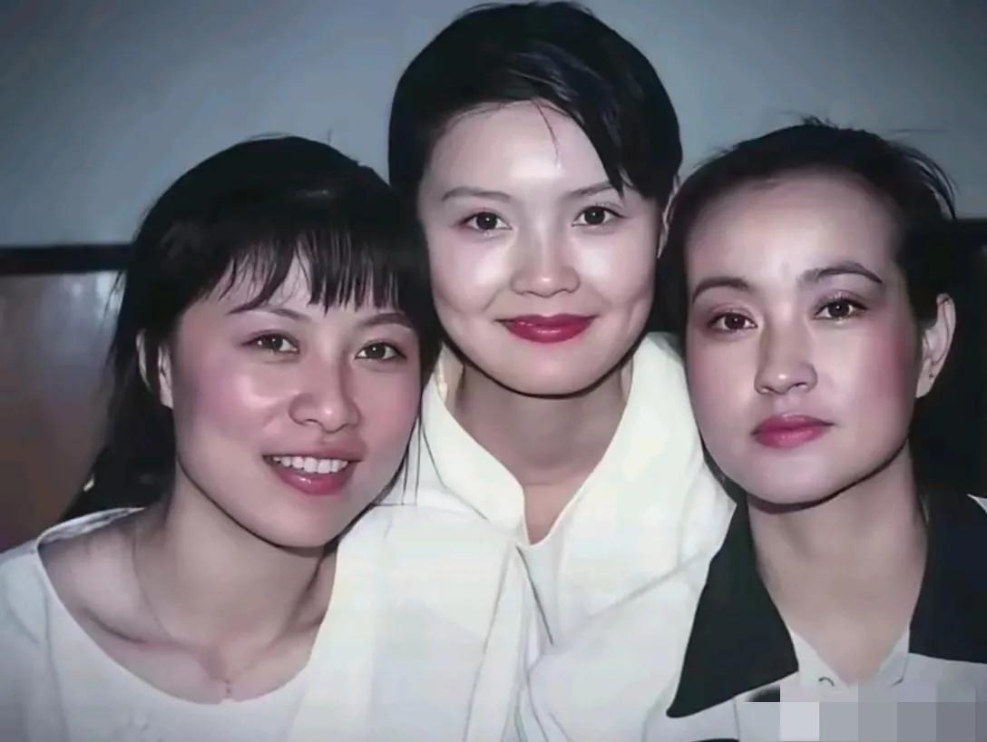 三姝同框：我认出了柳眉杏眼，双腮染赤的刘晓庆；龙眉凤目，樱唇榴齿的岳红；中间这位