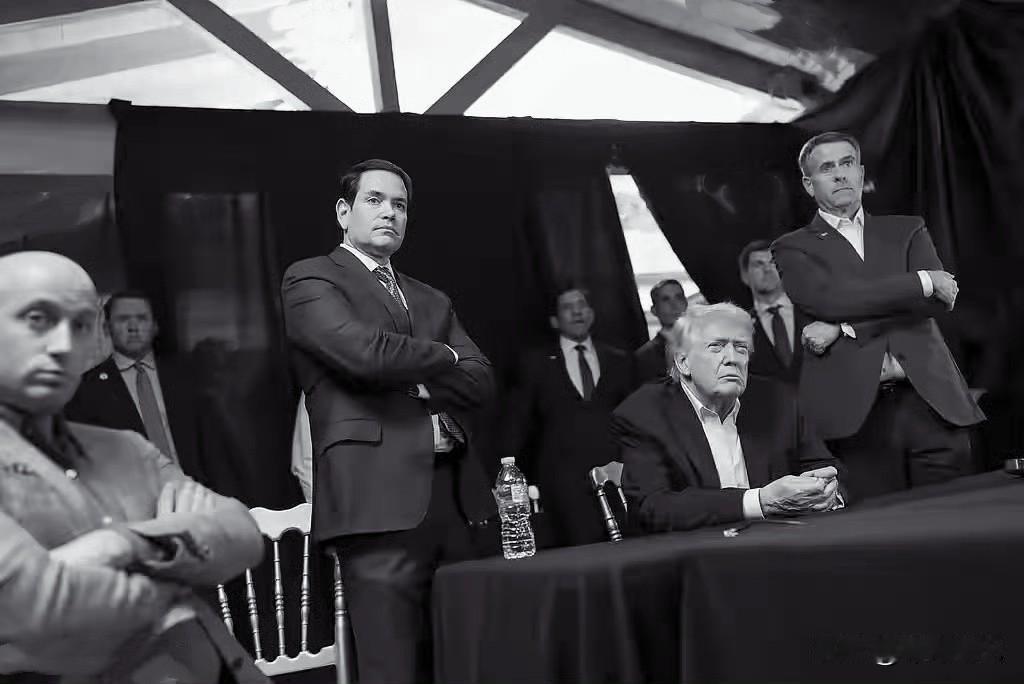 关于马杜罗被美军轻易绑架的事情，据称与其亲兵队长被策反有关。由此引出一个值得警惕