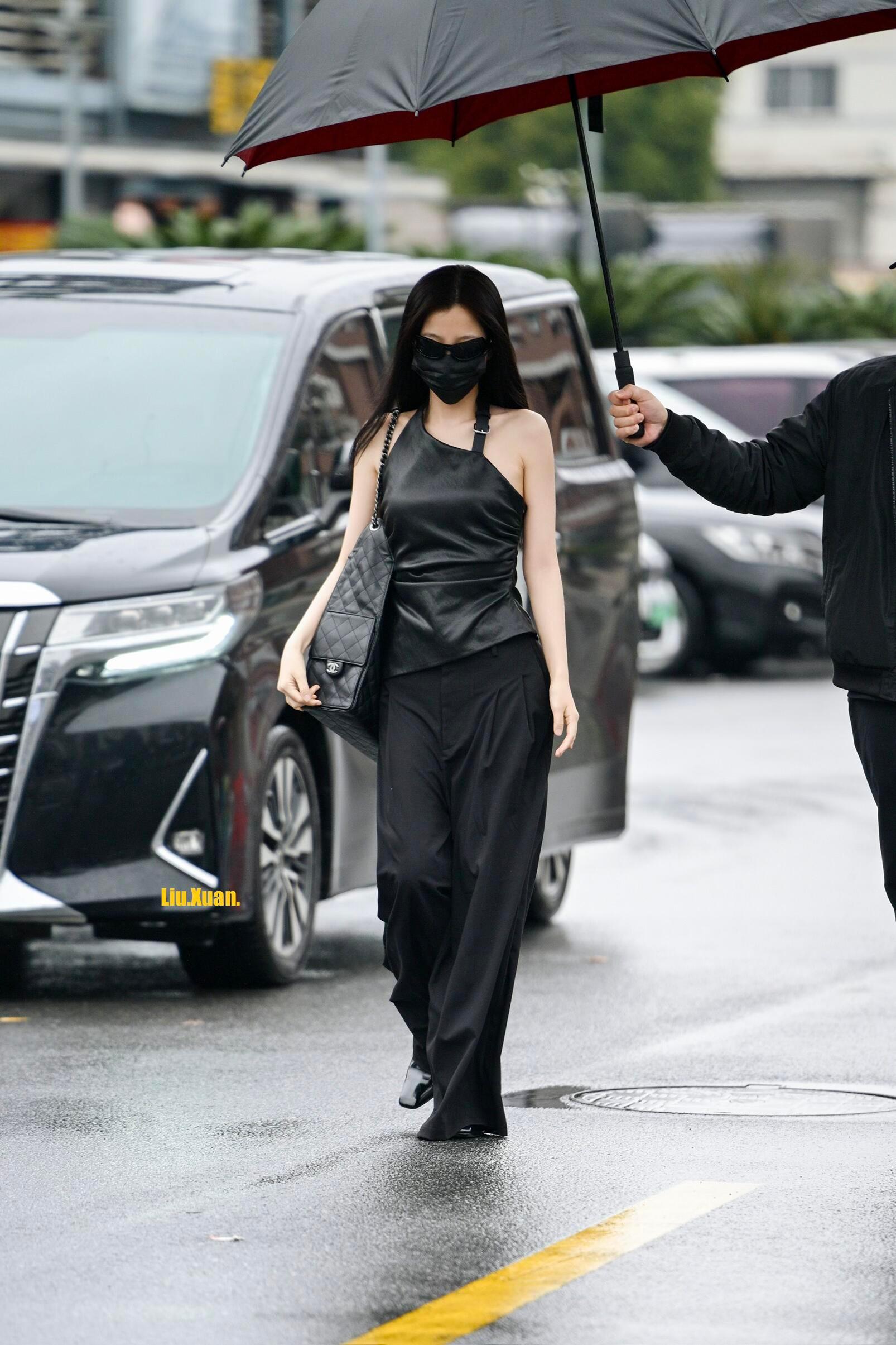 虞书欣云初令上班路透，一身All Black气场全开 