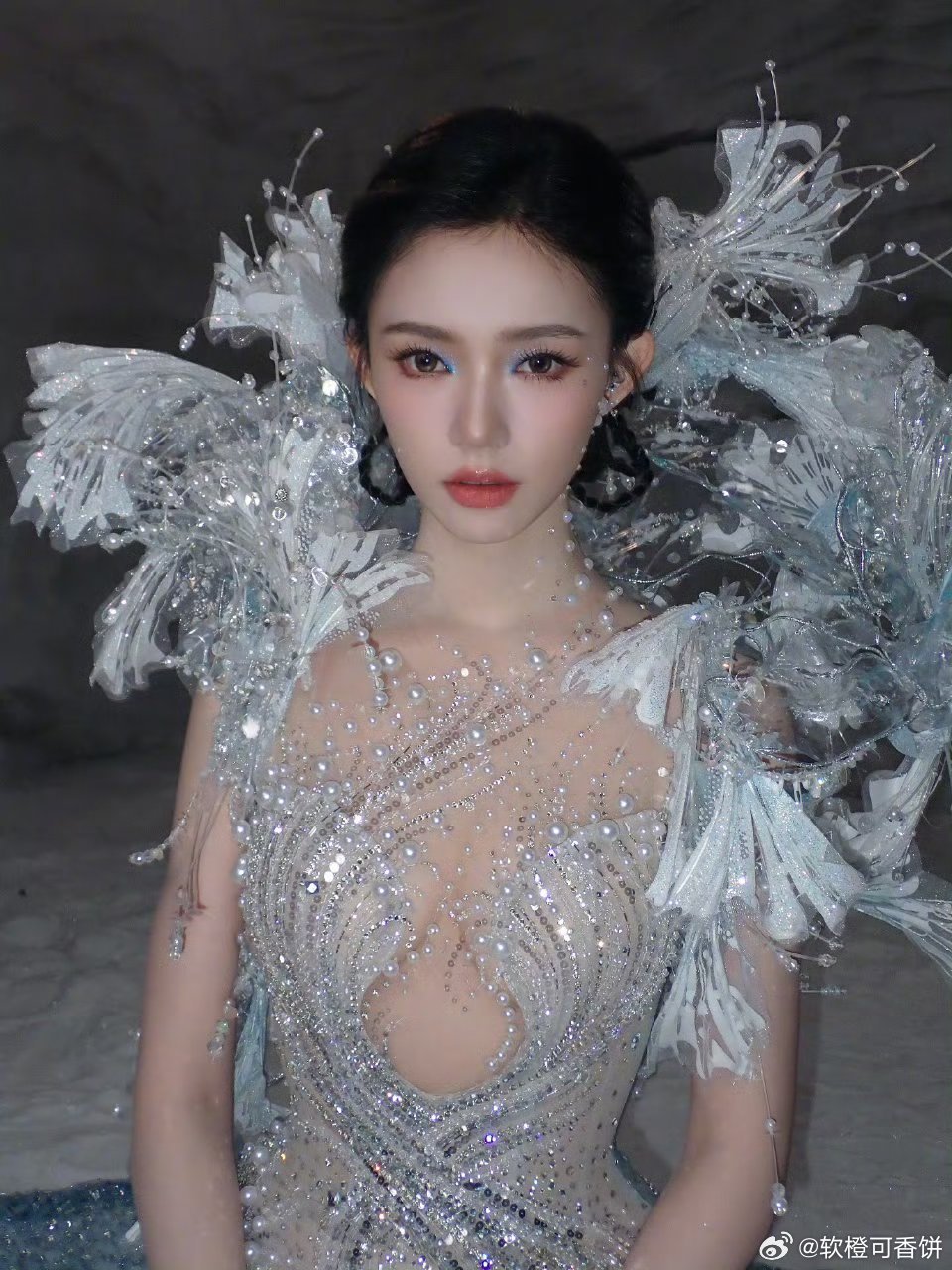 林允这段梦回美人鱼时期、林允慢慢滑落的一滴泪林允这一身银羽仙裙美到发光✨清冷灵动