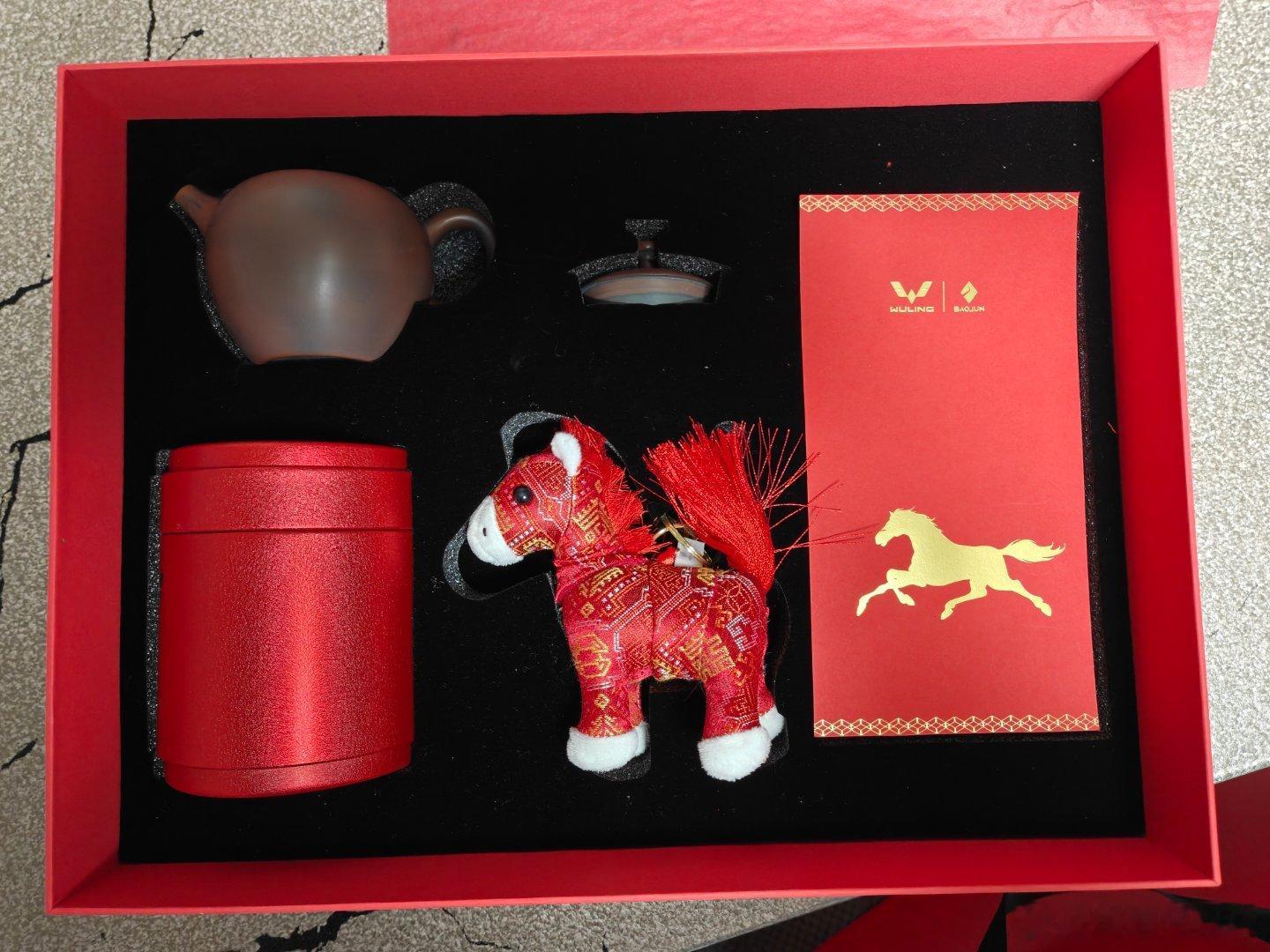 收到了来自五菱的新年贺礼六堡茶盒 壮锦马 坭兴陶茶壶非常精美且契合新年的节日氛围