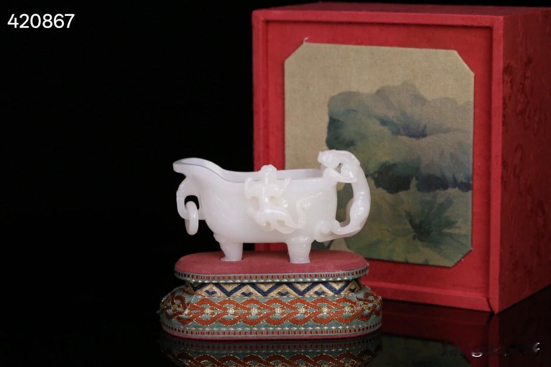 清 和田玉三足螭龙耳杯。尺寸11.6*6.9*5.2cm，重191.5g
