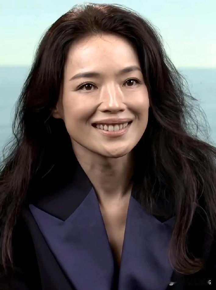 舒淇这状态真好！49岁的她近乎素颜，皮肤依旧这般细腻，即便做大表情也毫无破绽。虽