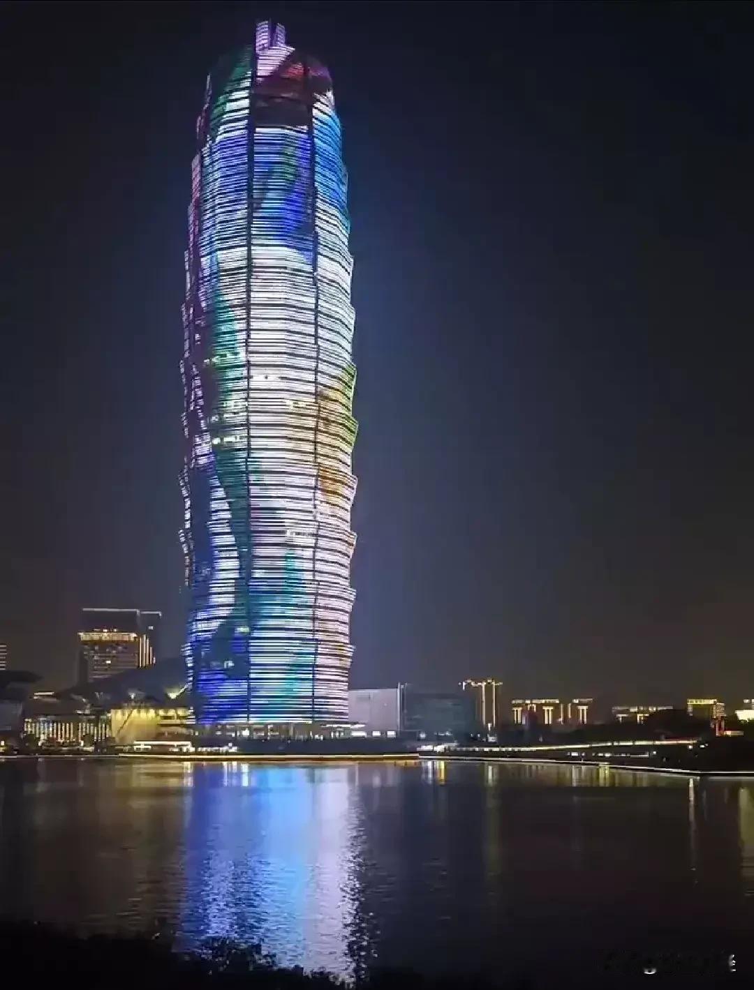 能不能发一张你认为最美的风景照片冬日的郑州大玉米楼，在如意湖的映衬下，格外的宁静