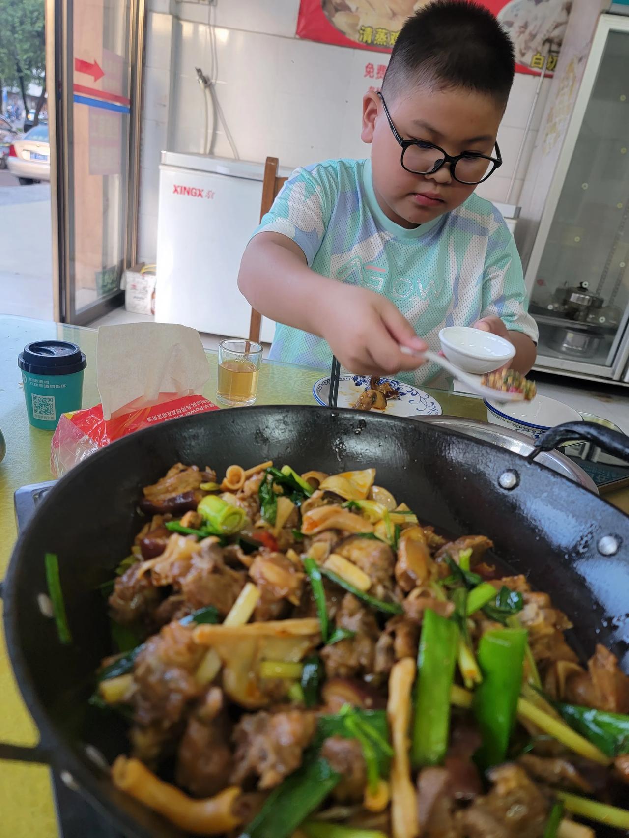 酒肉穿肠过，佛祖心中留，喜欢吃狗肉的娃，每年暑假，寒假都要回柳州吃，惺惺念念的跟