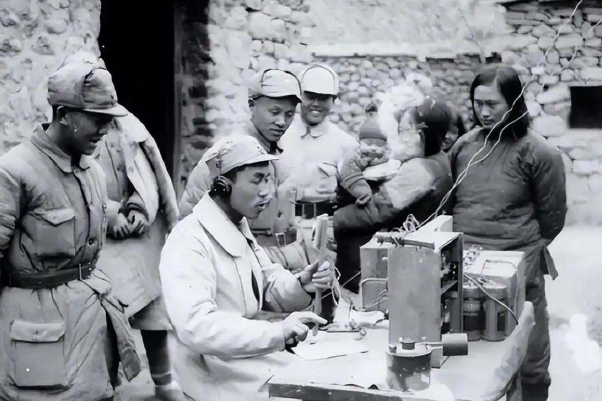 1942年，一名伪军师长派人送给粟裕一把伞，粟裕疑惑地打开伞一看，里面竟藏了一张