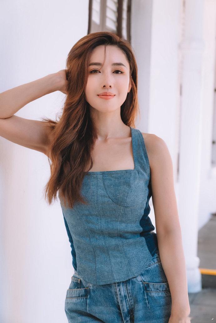 李施嬅没去浪姐却又弹又唱李施嬅完全就是女神级别的吧，在画面中低头弹琴又唱歌的时候