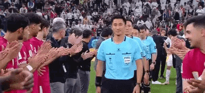 马宁牛了！[捂脸]三点判罚让卡塔尔队在北京时间凌晨一点实现卫冕梦。换裁判？亚洲杯