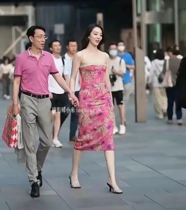 太火辣了吧！原来中石化某高管的情人长这样！

身材高挑性感，装扮大胆奔放，肤白貌