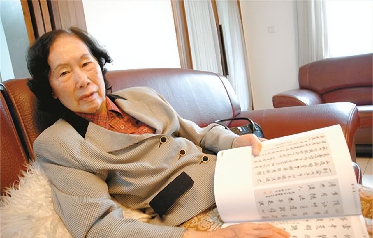 1944年夏末，徐静斐去探望生病的父亲徐悲鸿。她发现继母廖静文吃的是父亲剩下的饭