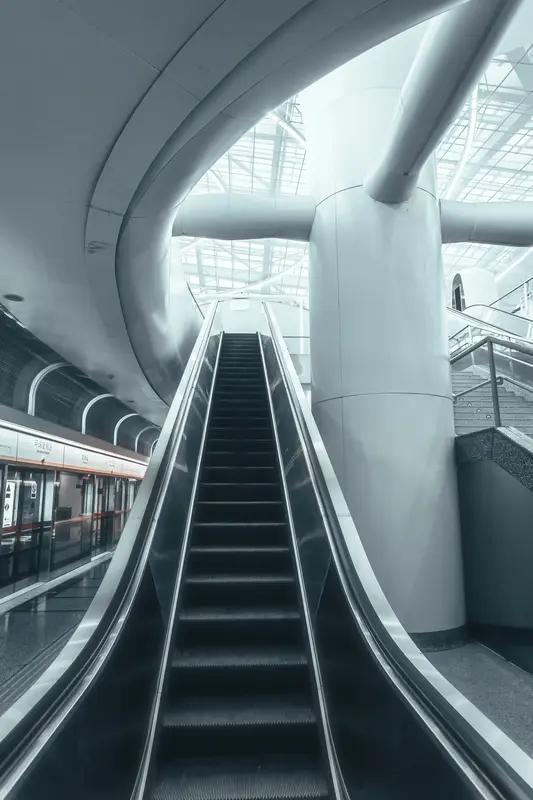 为何地铁上老年人较少?地铁对老人不太友好。有老人体验后说，地铁站电梯深不见底，站