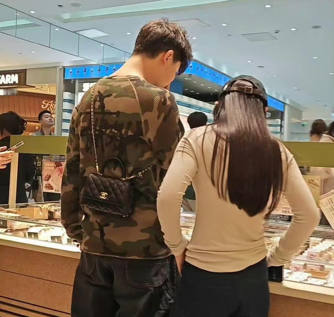 沙溢遇到了和张亮一样的情况，确实需要加强对孩子的教育了。

近日，有网友看到了他