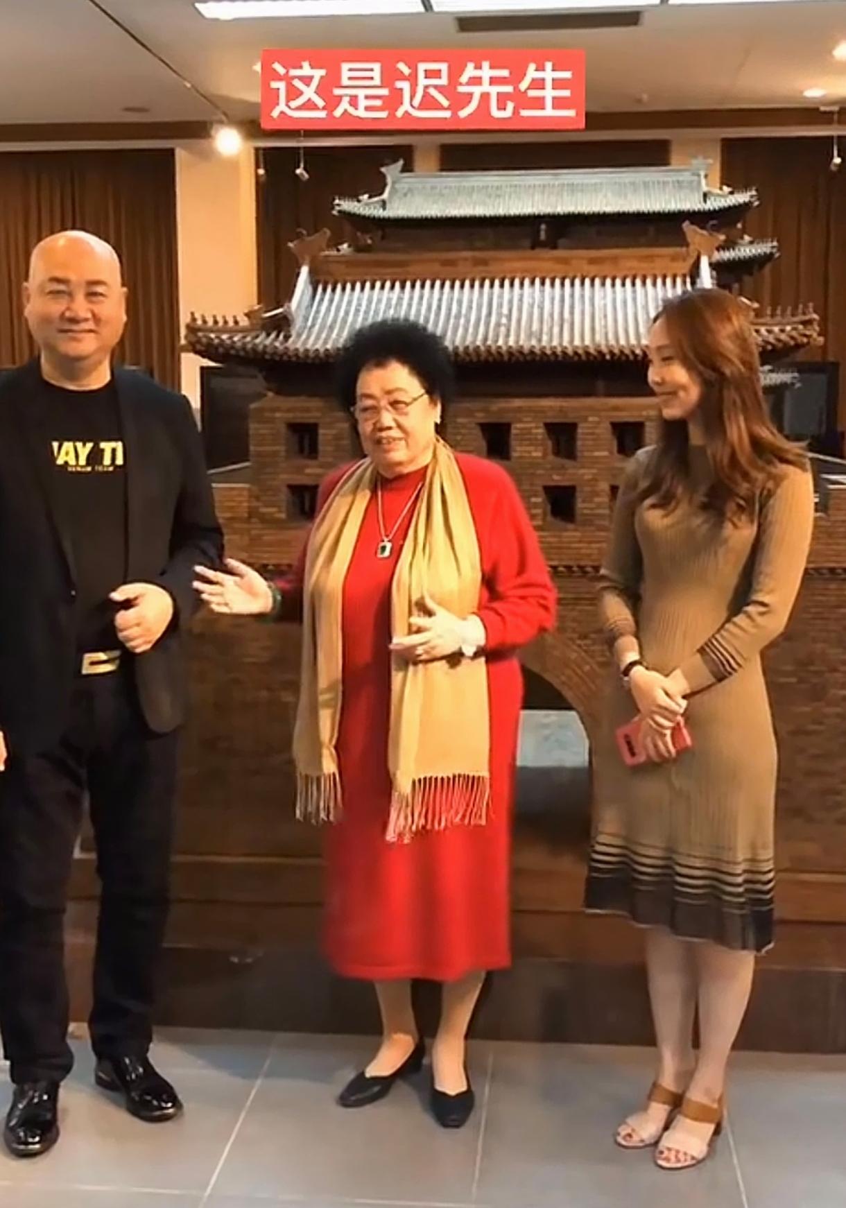 迟重瑞跟陈丽华夫妻俩一起生活的这36年里，迟重瑞一直尊敬的叫陈丽华为董事长，而陈