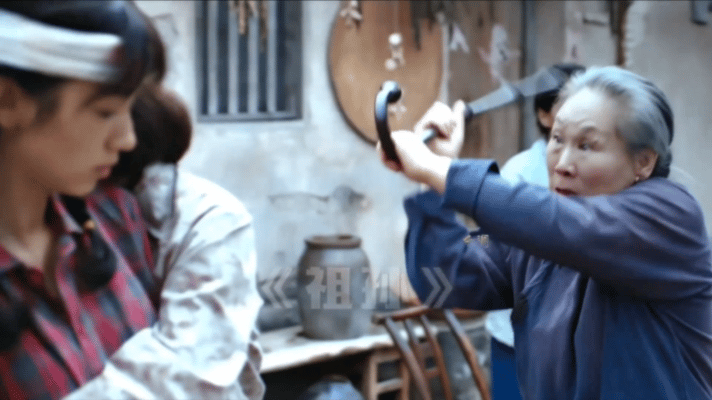 周也新剧和家人打成一片刻薄的奶愚孝的爸不惯着的她你好1983 《你好1983》的