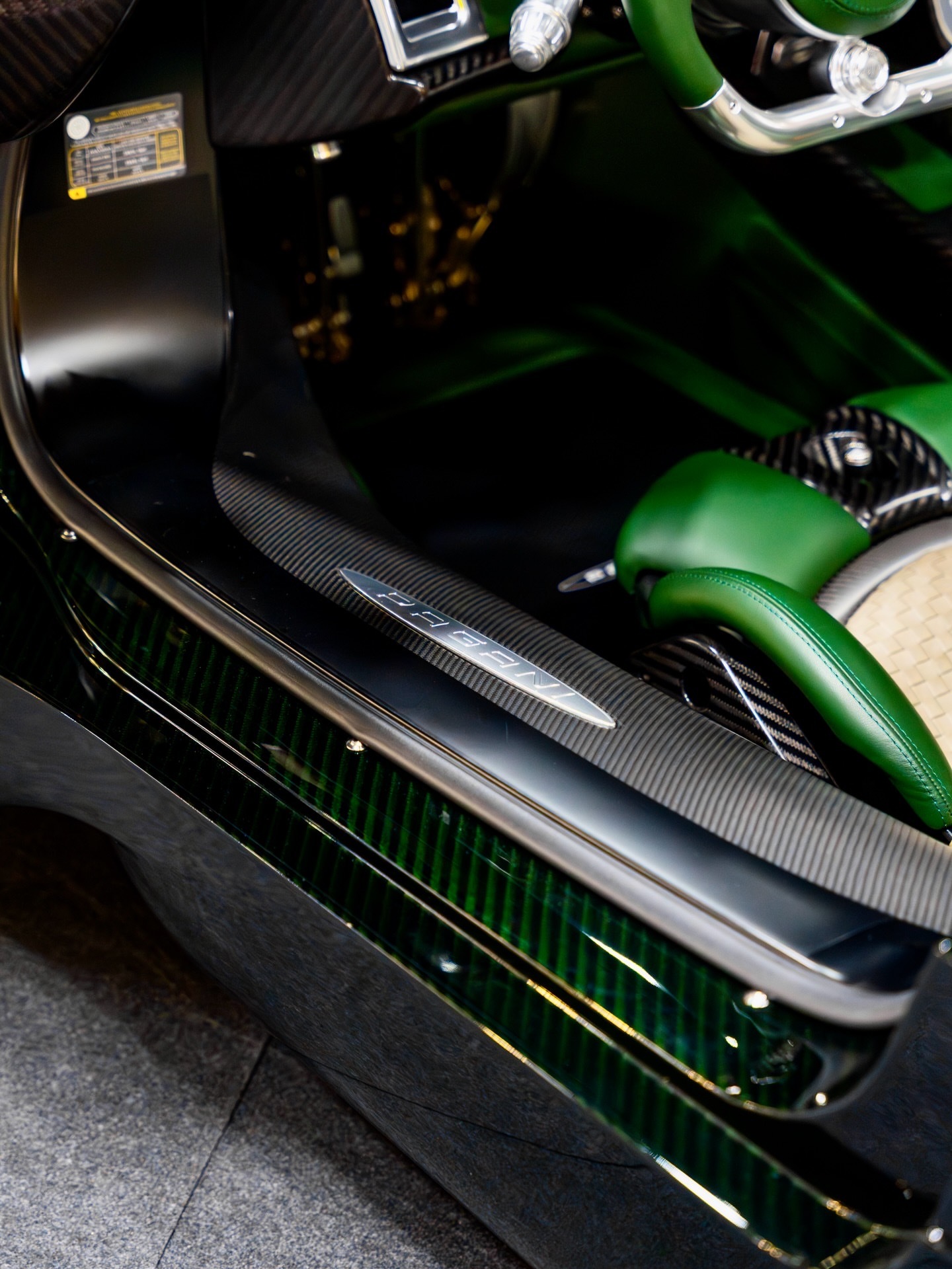 太哇塞🤩 令人惊喜的深绿色外露碳纤维 帕加尼 Utopia Roadster.