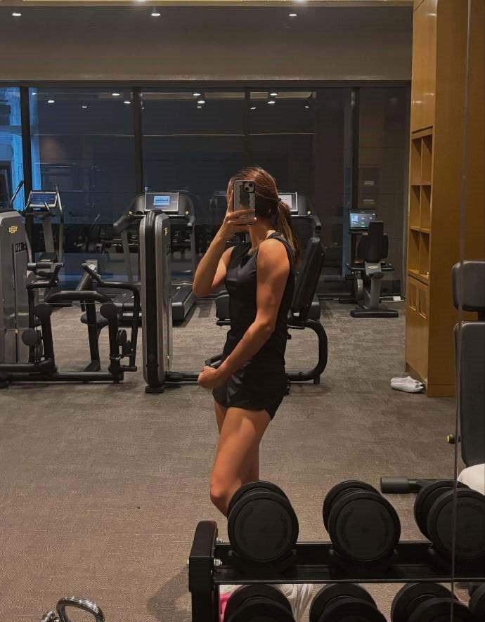 吴尊女儿neinei晒暑假旅游照，只见她皮肤黝黑手臂线条明显，没想到14岁的她已