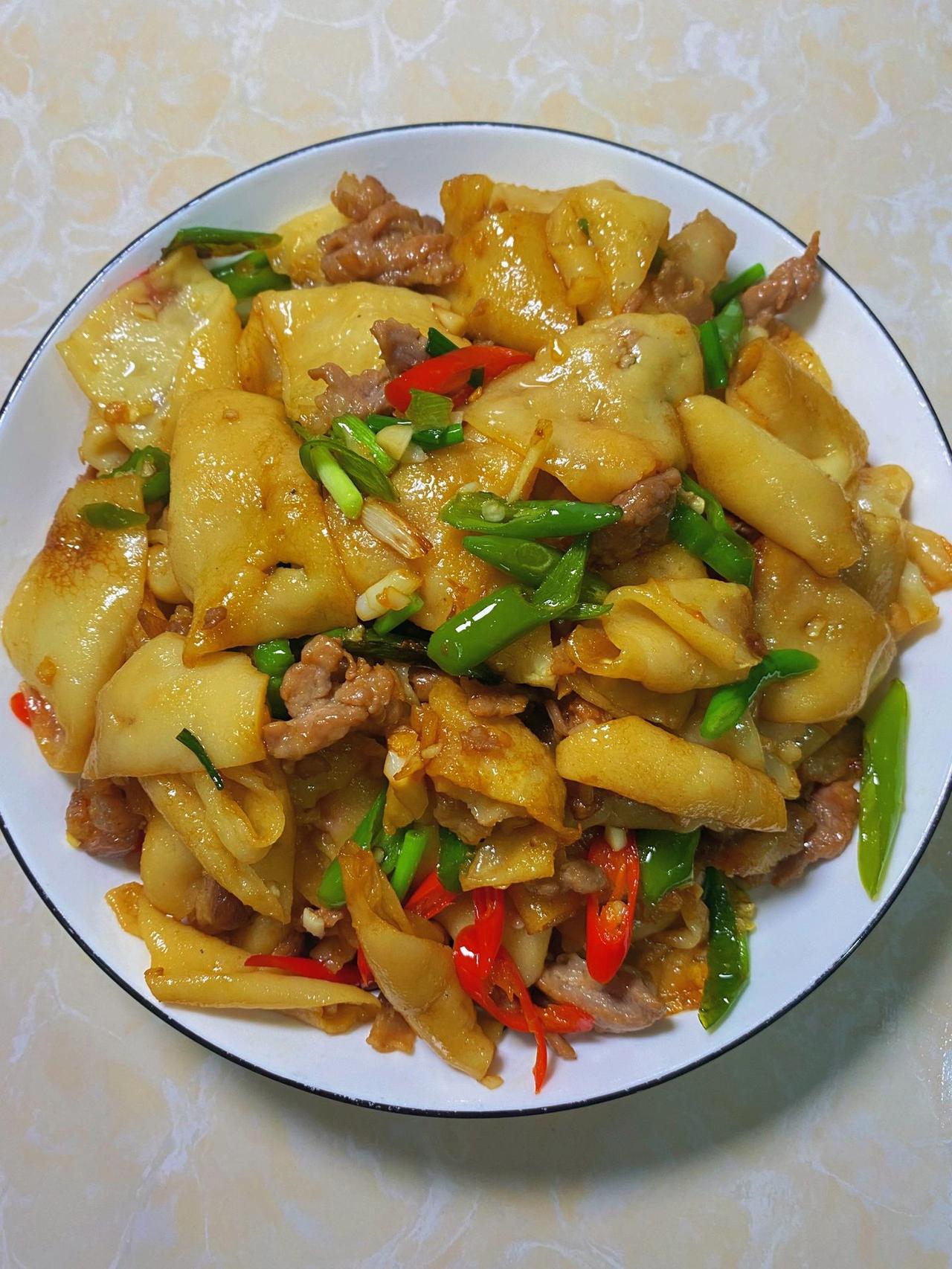 鸡蛋粉皮保佑在外的江西人，厨房小白也能做
食材：红薯粉 鸡蛋 瘦肉 青椒 小米辣