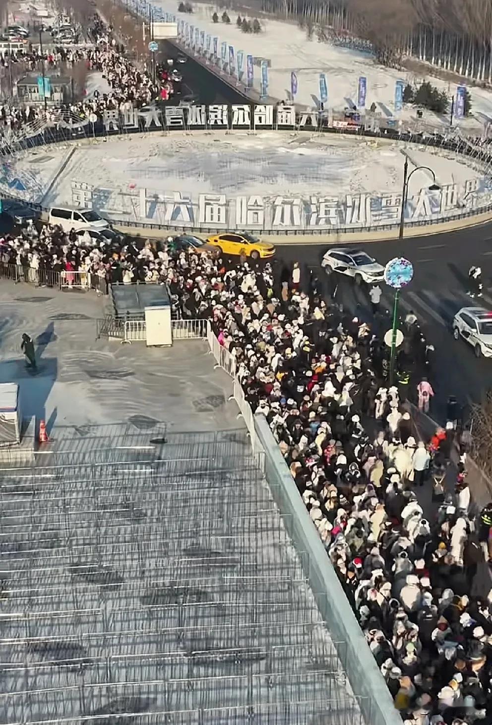 猜猜今天冰雪大世界会有多少人入园游玩？

今天是冰雪大世界开园第一天，很多游客早