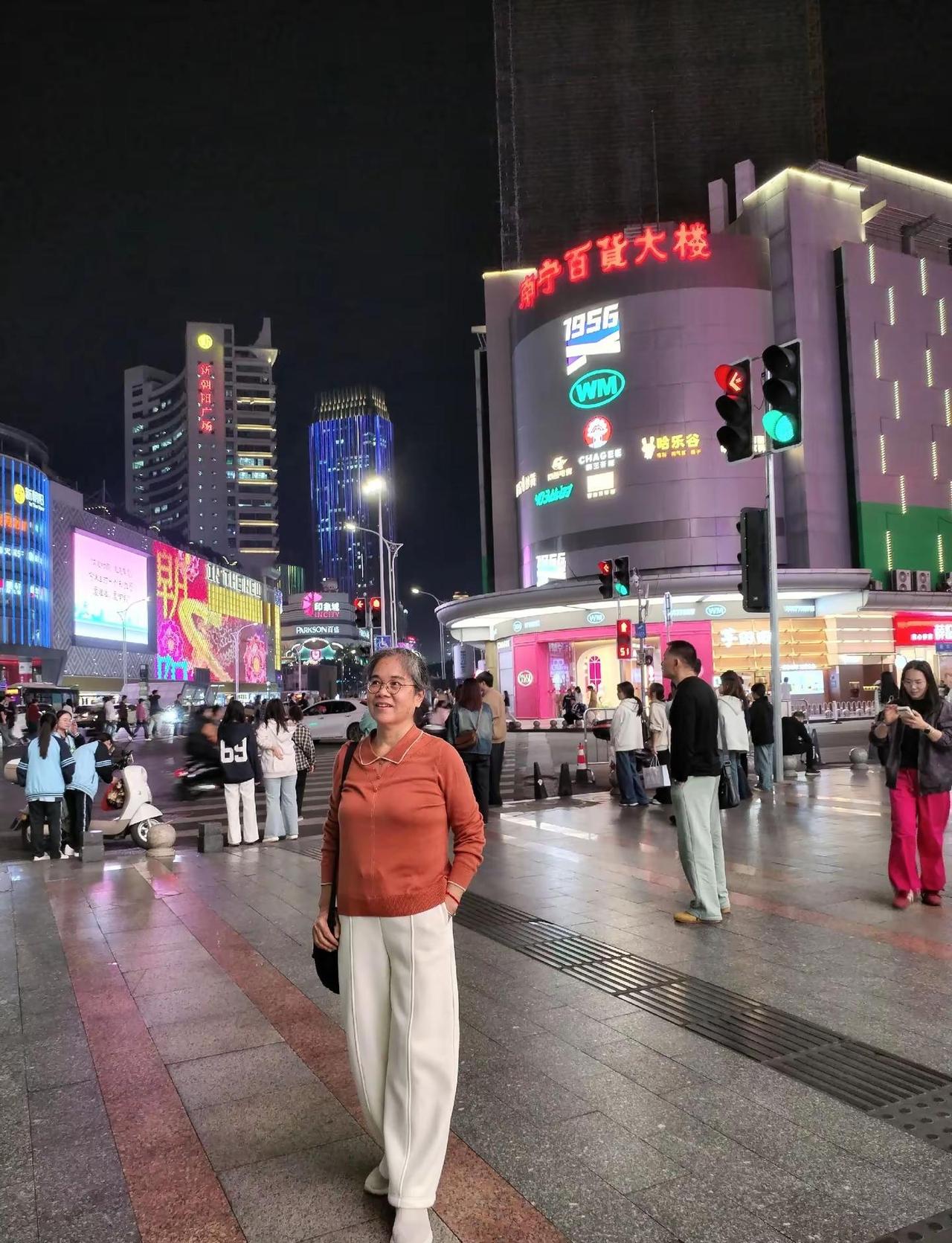 身藏静气，笑对风雨波折，心无妄念，安享烟火日常……！☕️🌹🙏😄