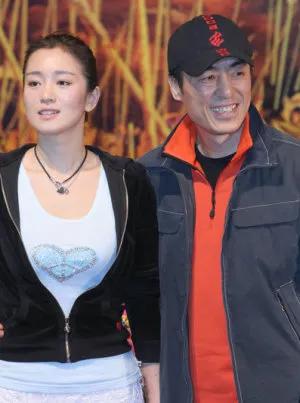 有些人走着走着就散了
有些人处着处着就淡了
有些人过着过着就离了
有些人爱着爱着